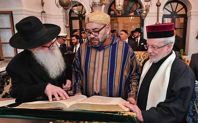 King Mohammed VI during a visit to the “Bayt Dakira” (House of Memory) museum, in the Atlantic coastal city of Essaouira, January 15, 2020. © Moroccan Royal Palace / AFP