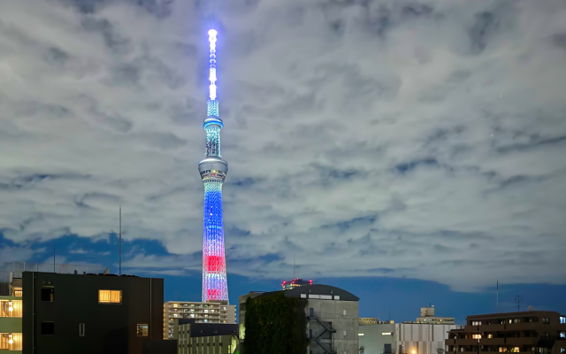 Tokyo Skytree illuminated in red, white, and blue during Donald Trump’s visit to Japan, October 27 – 29, 2025. (Photo by the author)