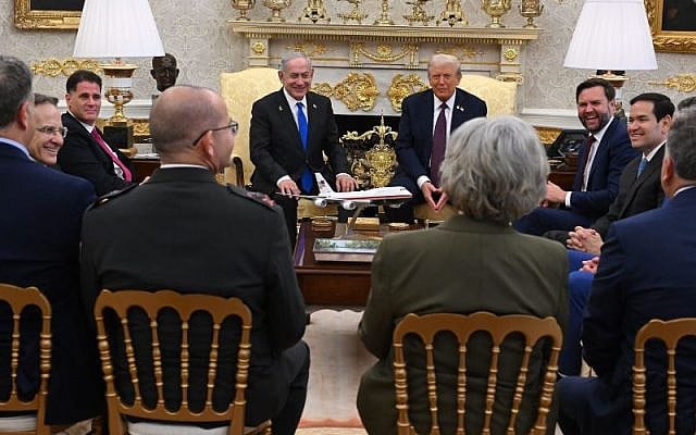 Prime Minister Benjamin Netanyahu and President Donald Trump at a meeting in the White House on September 29, 2025. (Avi Ohayon/GPO)