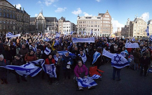 Photo Credits: Ttsufi on Dam Square March 2015 (Sabine Sterk)