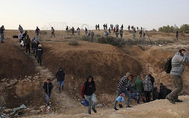 Palestinian laborers cross illegally into Israeli areas through a hole in Israel's security barrier on November 20, 2019, near the southern Israeli city of Beersheba (HAZEM BADER / AFP)