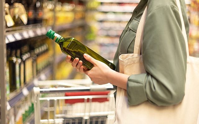 Buying olive oil in a supermarket (iStock)