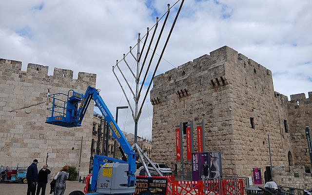 Preparing the menorah at Jaffa Gate, Jerusalem—a quiet act of continuity in a city where Jewish history occupies public space. (Photo: Bonnie K. Goodman)