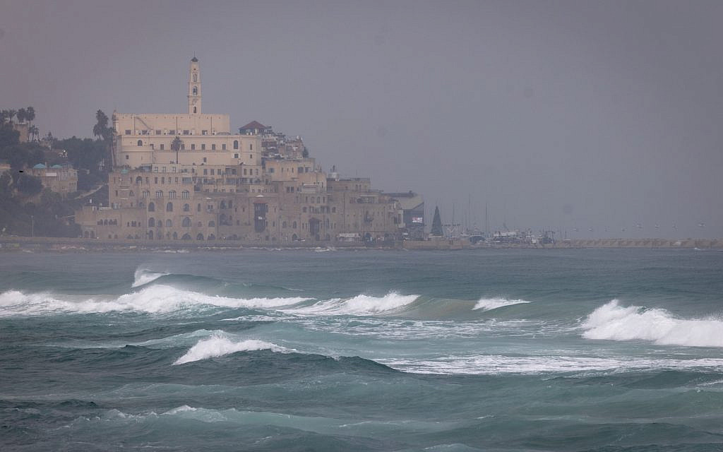 Rain and wind in Tel Aviv as storm 'Byron' hits Israel. December 11, 2025. (Miriam Alster/FLASH90)