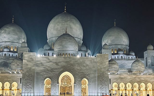 Sheikh Zayed Grand Mosque, Abu Dhabi
(Photo credit: Harriet Gimpel) Sheikh Zayed Grand Mosque, Abu Dhabi
(Photo credit: Harriet Gimpel)