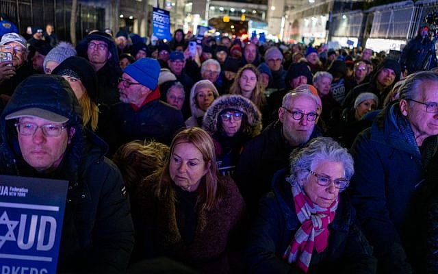 Jewish New Yorkers rally in support of Park East Synagogue, in New York City, December 4, 2025. (Luke Tress/Times of Israel)