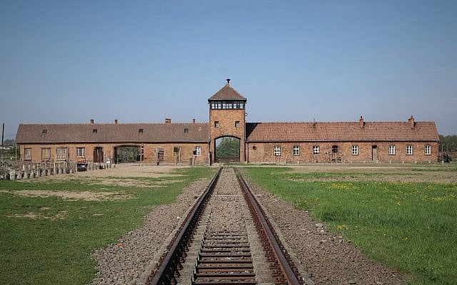 Auschwitz-Birkenau gate (Wikimedia Commons)