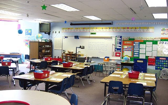 An empty classroom, emblematic of the broader challenges facing teachers in Israel today. Source: Wikimedia Commons