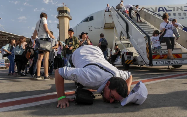 The arrival of French Jews who made aliyah, at Ben Gurion International Airport on July 10, 2017. (Nati Shohat/Flash90)