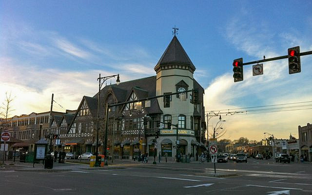 Intersection of Harvard and Beacon Streets, Coolidge Corner, Brookline, MA. Image © Ddogas, 2014. Licensed under CC BY 3.0.