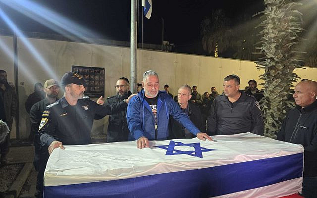 Itzik Gvili (center) at the coffin of his slain hostage son, police Master Sgt. Ran Gvili, at the IDF’s Nahal Base, January 26, 2026. (Israel Police)