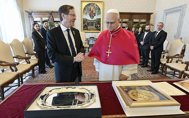 This handout photo taken on September 4, 2025 and released by the Vatican Media shows Pope Leo XIV and Israel's President Isaac Herzog exchanging gifts during a private audience in the Vatican. (Photo by Handout / VATICAN MEDIA / AFP) / RESTRICTED TO EDITORIAL USE - MANDATORY CREDIT "AFP PHOTO / VATICAN MEDIA" - NO MARKETING NO ADVERTISING CAMPAIGNS - DISTRIBUTED AS A SERVICE TO CLIENTS