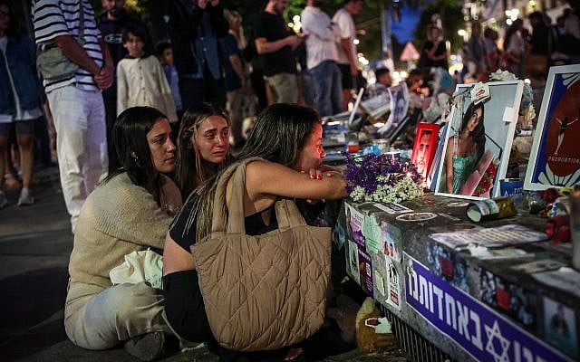 Israelis mourn as Remembrance Day begins for Israel's fallen soldiers and victims of terror, at Dizengoff Square in Tel Aviv, on May 12, 2024. Photo by Itai Roni/Flash90