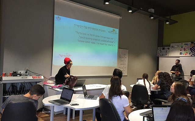 An interactive classroom environment highlighting student participation and guided learning. (Source: Wikipedia Commons) 