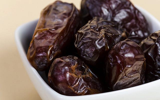 Mejhoul dates are distinguished by their exceptional size – equivalent to three regular dates – amber flesh, honey-like sweetness, and soft, sticky texture. Often referred to as the king of dates, it is coveted across the Muslim world every Ramadan. (Wikimedia Commons)