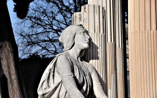 Sculpture at the Cimetière Israélite du Château in Nice. Photo: Simone Suzanne Kussatz / ARETE