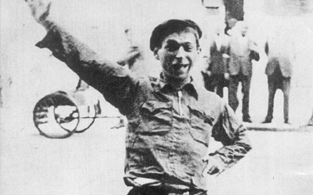 Rubinstein, the street jester of the Warsaw ghetto, photographed in 1941. Courtesy of Beit Lohamei Haghetaot (Ghetto Fighters’ House Museum)