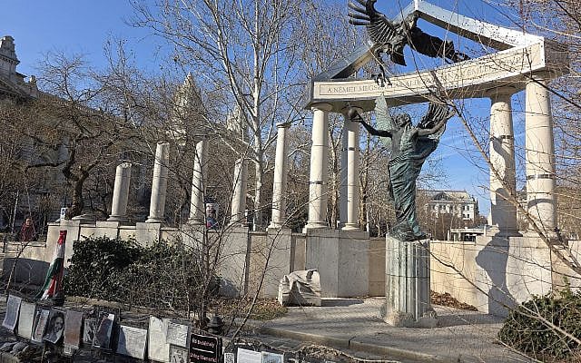 The Memorial to the Victims of the German Occupation with the Living Memorial in the foreground (Photo courtesy of the author)
