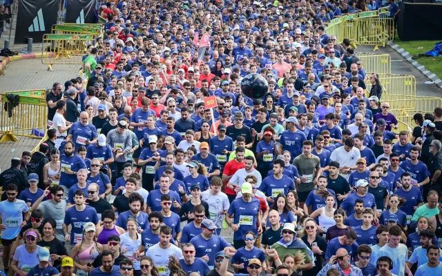 Thousands of runners take part in the Tel Aviv Marathon on February 27, 2026. (Avshalom Sassoni‎‏/Flash90)