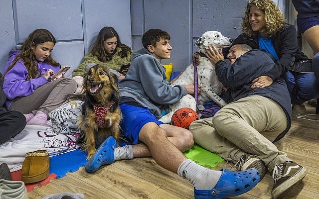 People take cover at a public shelter in Mazkeret Batya as a siren sounds warning of incoming ballistic missiles fired from Iran toward Israel, March 8, 2026. (Yossi Aloni/Flash90)