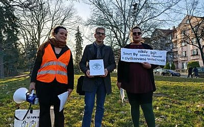 Israeli protesters in Prague hold an anti-death penalty quote from Elie Wiesel, translated into Czech, as well as the L’chaim logo. Photo courtesy of Natasha Bermanovich.