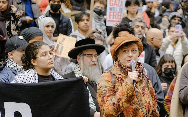 Susan Sarandon speaks at a Palestinian rally in New York City, November 9, 2023. Sarandon later apologized for remarks at similar events that were widely criticized as antisemitic. Photo: Wyatt Souers (CC BY-SA 4.0).