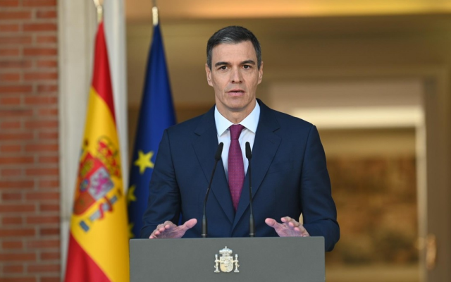 The president addresses the nation from a formal podium, flanked by the flags of Spain, the European Union, and Palestine, in a statement of significant political importance.

Generated with GPT-5