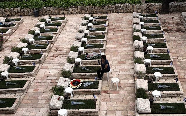 Bereaved families visit fallen loved ones in the Military cemetery of Har Herzl (Mt. Herzl), on May 8 2011. (Yossi Zamir/Flash 90)