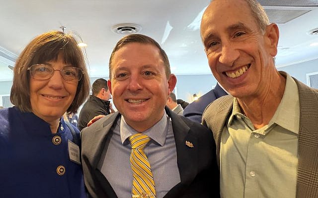 Maryland Senate President Bill Ferguson flanked by Jewish Federation of Annapolis & the Chesapeake Co-Founders Jennifer Laszlo Mizrahi and President Jody Goldsmith. Photo courtesy of JFedA-C.