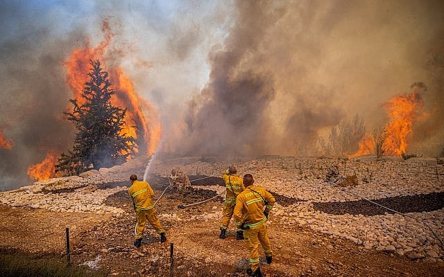 Israeli firefighters try to extinguish a fire that broke out in a forest near Shoresh, outside of Jerusalem, as temperatures reached record-high levels all over Israel. August 3, 2021. (Yonatan Sindel/Flash90) Israeli firefighters try to extinguish a fire that broke out in a forest near Shoresh, outside of Jerusalem, as temperatures reached record-high levels all over Israel. August 3, 2021. (Yonatan Sindel/Flash90)
