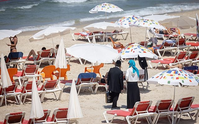 Enjoying the beach in Tel Aviv on a hot summer day. August 06, 2025. (Photo by Miriam Alster/FLASH90)