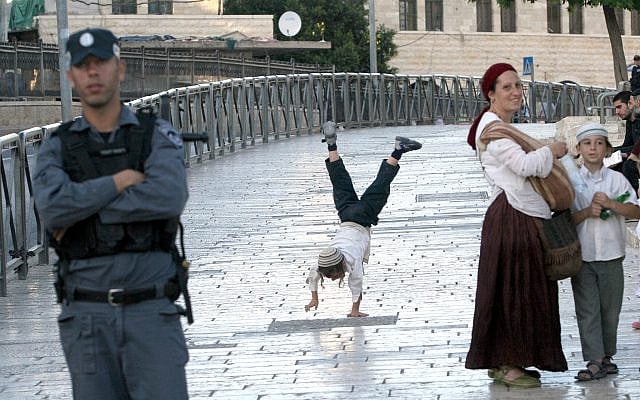 Hillel Ofen walking on his hands during the Jerusalem Day celebrations on May 12, 2010.
Photo: Ariel Jerozolimski