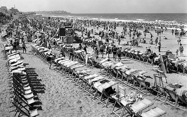 Palestinians (“White European Colonizers”) enjoying sunshine on Tel Aviv beach, Palestine, 1938. Photo by Zoltan Kluger (1896–1977). Public domain. Source: Wikimedia Commons.
