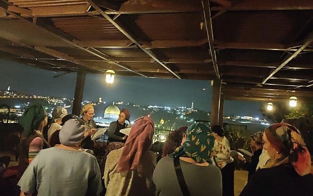 Yoatzot Halacha Fertility Counselors in prayer opposite Har Habayit