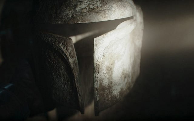 Mandalorian helmet from a scene in Lucasfilm's THE MANDALORIAN, season three, exclusively on Disney+. ©2023 Lucasfilm Ltd. & TM. All Rights Reserved.
