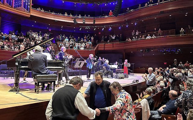 The audience dances and fills the aisles, May 3, 2026, Kimmel Center, Philadelphia, Pennsylvania