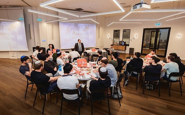 Rabbi Uri Pilichowski Teaching Students about Israel (Credit: Nefesh B'Nefesh/Asher Stein Photography)