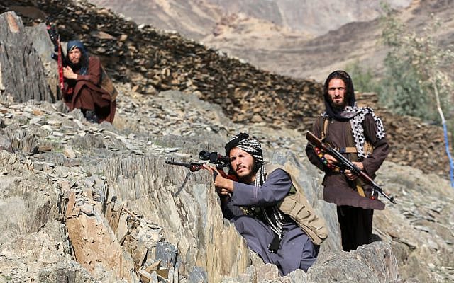 Taliban fighters take positions in a mountainous border region along the Afghanistan–Pakistan frontier, an area that has witnessed repeated clashes and rising tensions since the Taliban’s return to power in 2021. (Wahidullah Kakar/Associated Press)