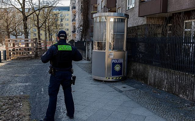 A Berlin police officer stands near a police post in Berlin. Jewish leaders and officials reacted after Rabbi Aviezer Kantor was allegedly attacked while walking home with children in Berlin-Charlottenburg. (Photo: Michael Kuenne)