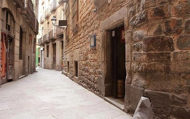 Carrer Marlet in the old Jewish quarter of Barcelona. The Ancient Synagogue is on the left. (Source: Ancient Synagogue of Barcelona)