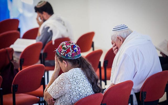 Prayer services at the Reform 'Beit Daniel Synagogue and Community Center,' Tel Aviv, on July 22, 2017. (Anat Hermony/FLASH90)