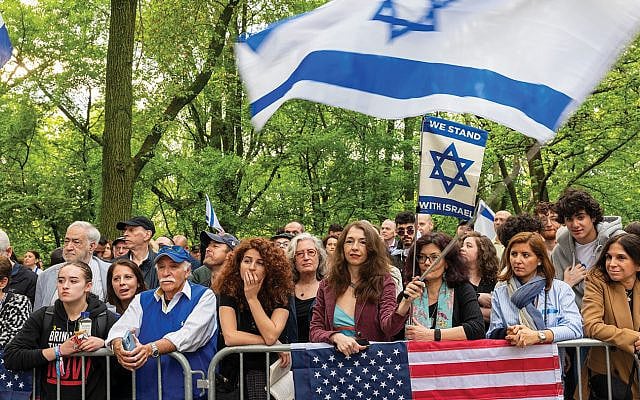 People hold Israeli and U.S. flags and a sign reading “We stand with Israel.” Photo: Spencer Platt/Getty Images.