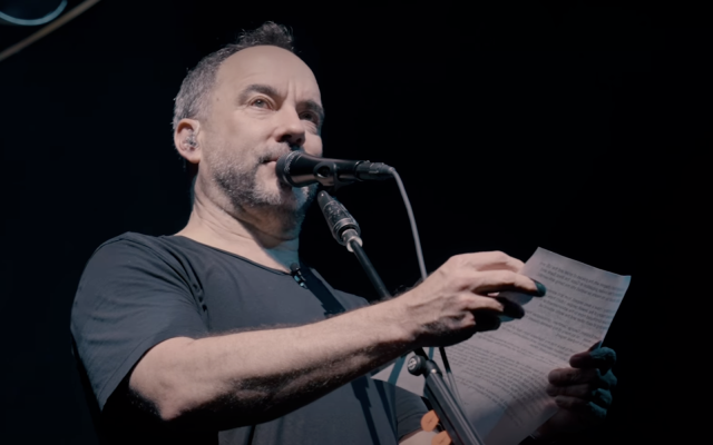 Musician Dave Matthews reads a speech on stage at a concert in Raleigh, NC, on June 5, 2026. (Social media used in accordance with clause 27a of the Copyright Law)