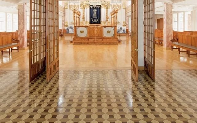 Entrance to the shul or synagogue with the original 1940s floor. (Source: Zony Maya)