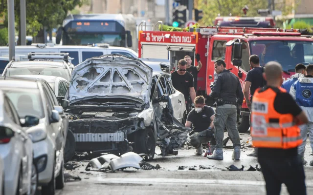 Police and rescue forces at the scene where a car exploded in a suspected gangland killing, in Jaffa, June 28, 2026. (Avshalom Sassoni/Flash90)