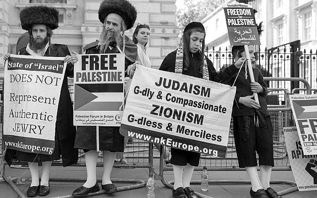 Orthodox Jews outside Downing Street protesting in solidarity with Palestine. On May 14, 2022, thousands assembled in London, both to commemorate the Nakba and also to protest the murder by the Israeli army of the veteran Al Jazeera journalist Shireen Abu Akleh. Alisdare Hickson / Wikimedia Commons.