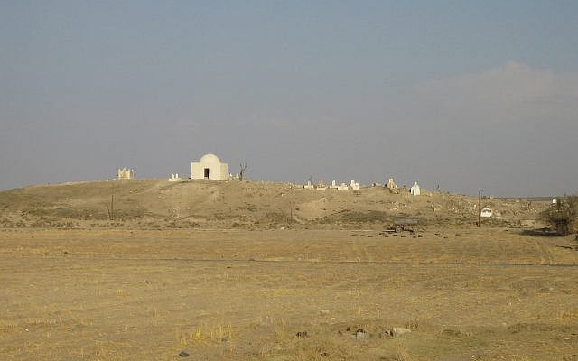 Tell Fekheriye, northeastern Syria, viewed from the east (photo: Sebastian Hageneuer, CC BY-SA 3.0, via Wikimedia Commons). The Armenian cemetery discussed in the text lies beyond the visible portion of the site and is not shown in this photograph.
