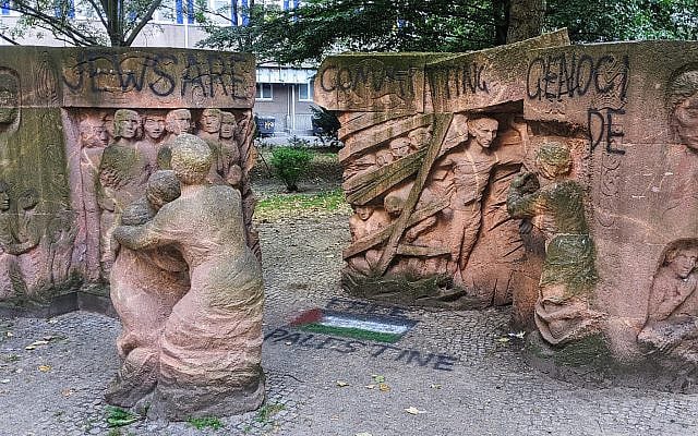 The Rosenstraße memorial in Berlin, which honors the 1943 protests against the deportation of Jews, defaced in August 2024 with the slogans "Jews are committing genocide" and "Free Palestine" (Photo: T. Tarach)