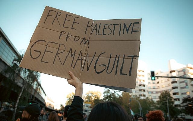 Protester displays Pro-Palestinian sign at rally (Photo from Wiki Creative Commons)