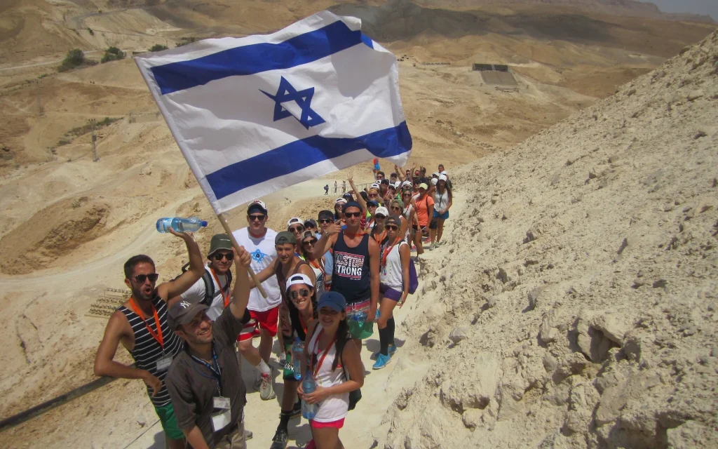 A Birthright Israel group explores the desert. (Sarah Kornbluh)